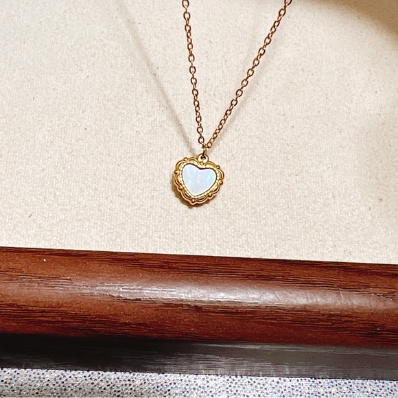 Stainless steel , real mother of pearl gold heart 💛 necklace - Picture 7 of 8